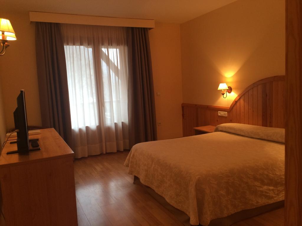 Hotel Estanys Blaus Tavascan Extérieur photo